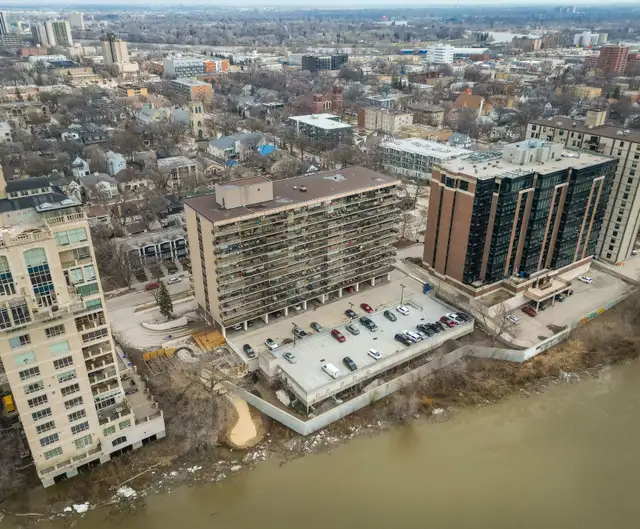 Bright & Open 800sqft Condo offering panoramic city views! - Photo 10