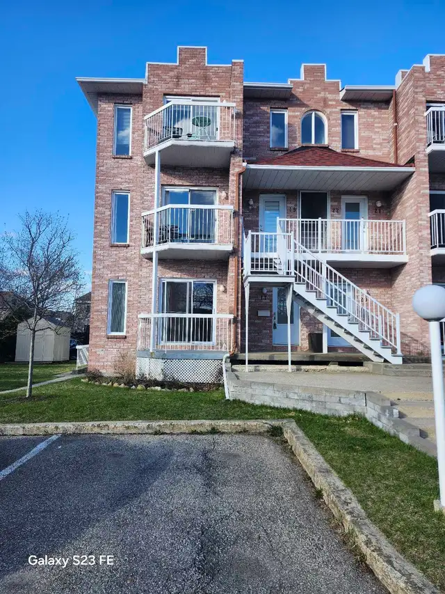 Condo à Louer 4 1/2 =1000p2 - Photo 2