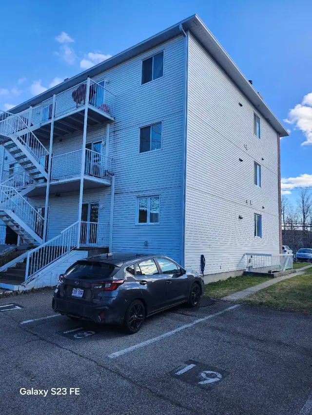 Condo à Louer 4 1/2 =1000p2 - Photo 3