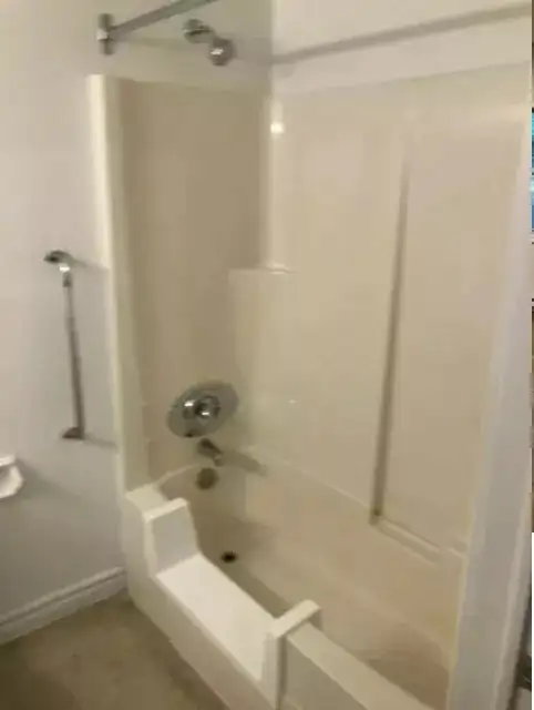 Large bachelor apt. May 1,$ $1475 all inclusive, Green St South - Photo 2