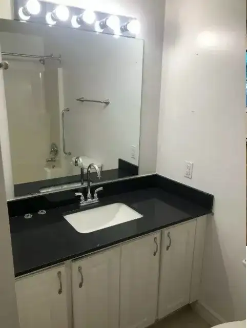 Large bachelor apt. May 1,$ $1475 all inclusive, Green St South - Photo 3