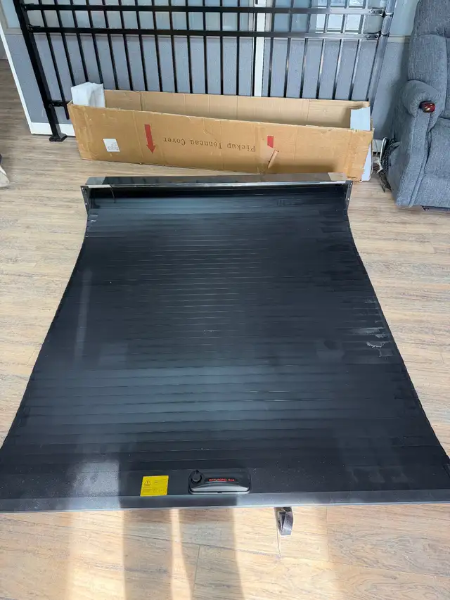 Manual Retractable Hard Roll Tonneau Covers for Pick Up Trucks - Photo 5