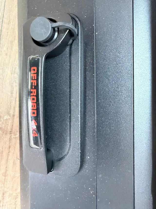 Manual Retractable Hard Roll Tonneau Covers for Pick Up Trucks - Photo 8