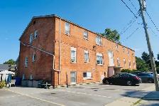 PORT DALHOUSIE RENOVATED 1 Bedroom Unit! - Photo 12