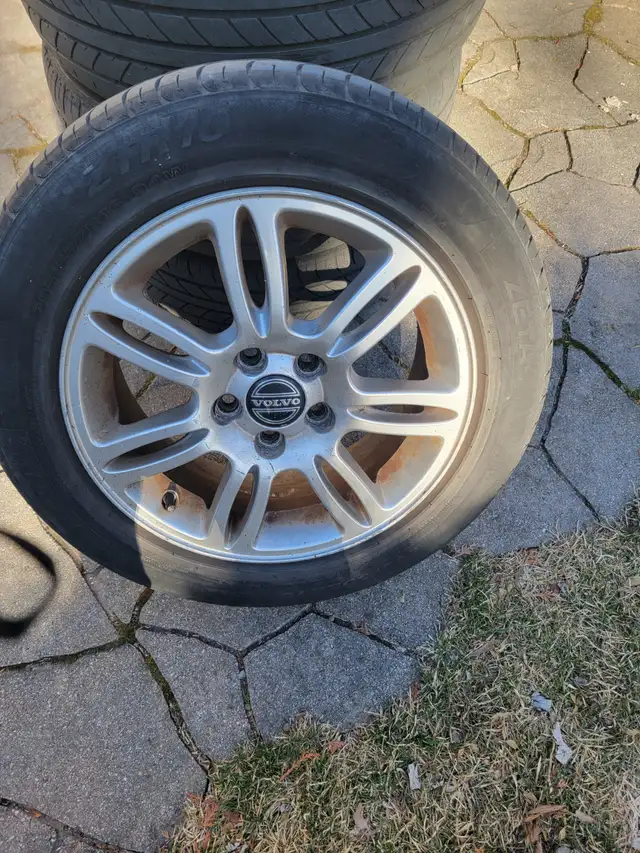 4 PNEUS USAGÉS AVEC JANTE