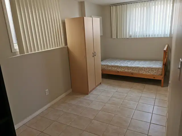 Beautiful one room in three room unit - Photo 8
