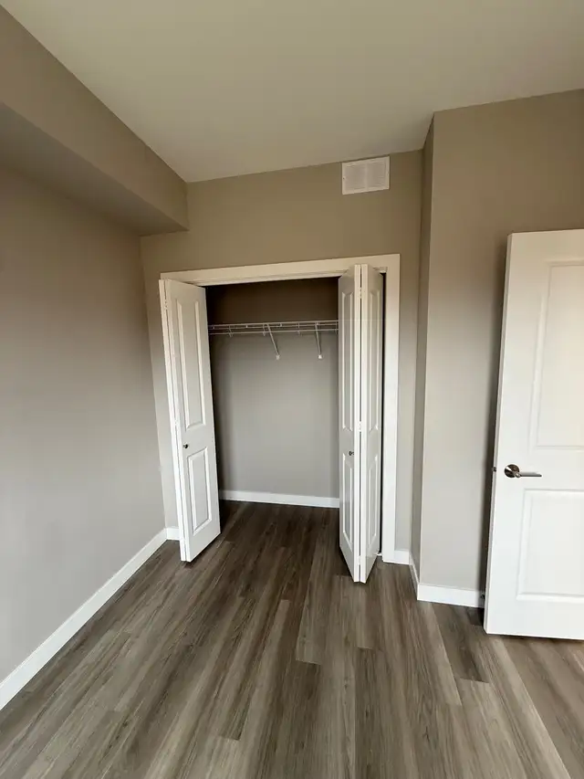 1 bed 1 bath Townhouse with Garage - Photo 8