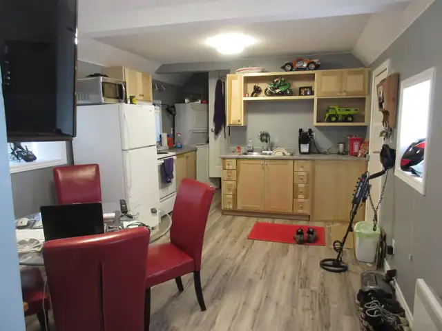 EXTREMEL UNIQUE.  FULLY SEPARATE Detached House! (Bachelor) - Photo 4