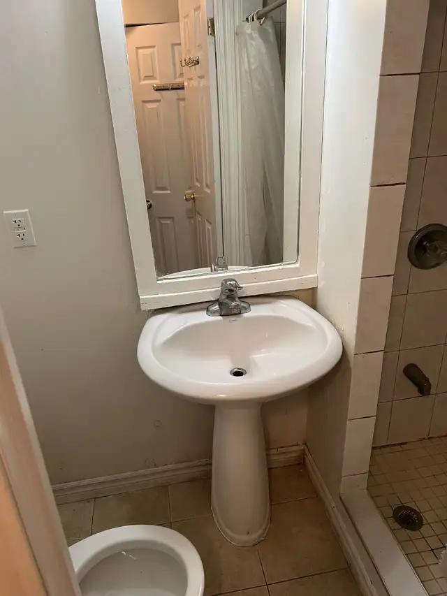 A Cozy Furnished room All-inclusive Leslie & Finch area 1 bus to - Photo 6