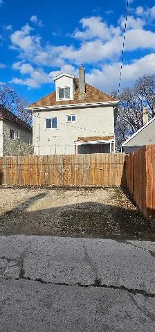 Prime spot just south of Notre Dame Avenue 5 minutes walk to HSC