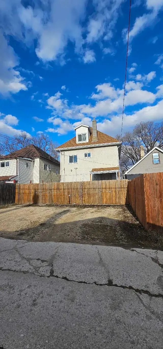 Prime spot just south of Notre Dame Avenue 5 minutes walk to HSC - Photo 2