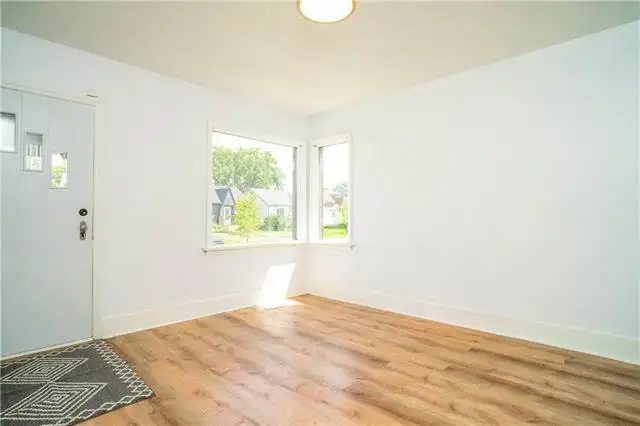 CUTE 2 BEDROOMS WEST END HOUSE FOR RENT JULY OR AUG - Photo 4