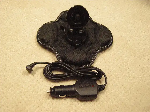 Garmin GPS Dash Mount   12 Volt Charger - Photo 2
