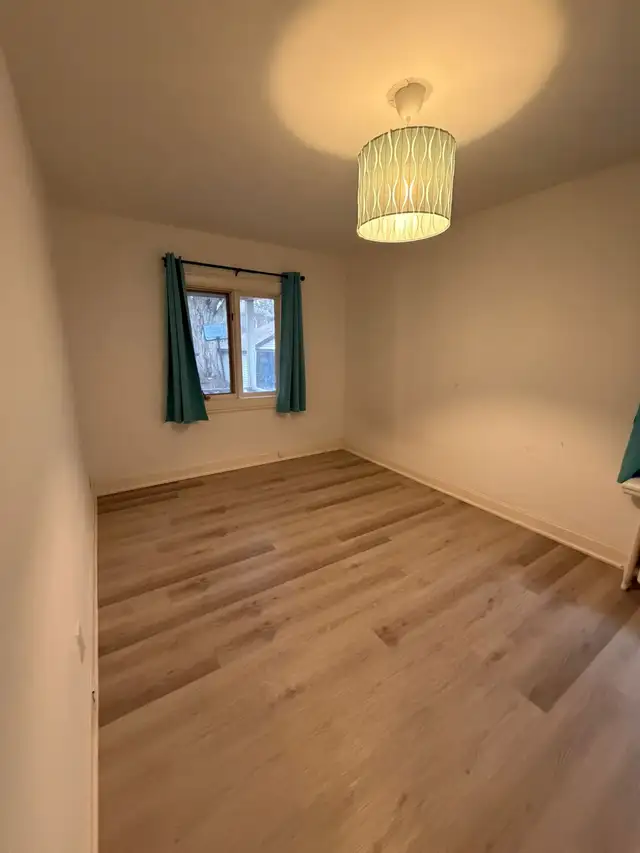 ROOM FOR RENT MIDTOWN TORONTO AVAILABLE IMMEDIATELLY