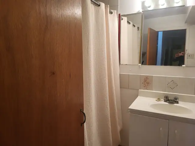 ✨ Spacious Furnished Bedroom for Rent in Prime Mississauga - Photo 6