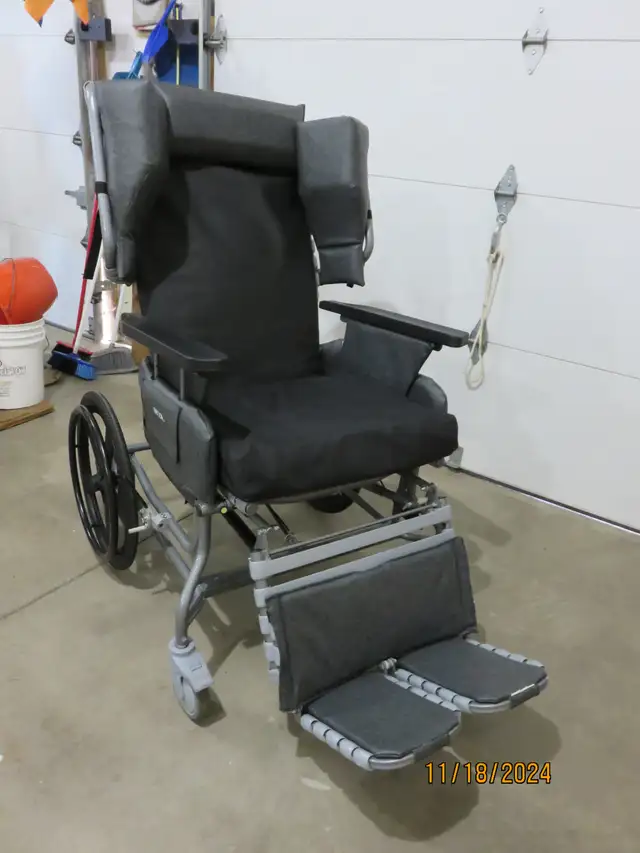 Wheelchair - Photo 2