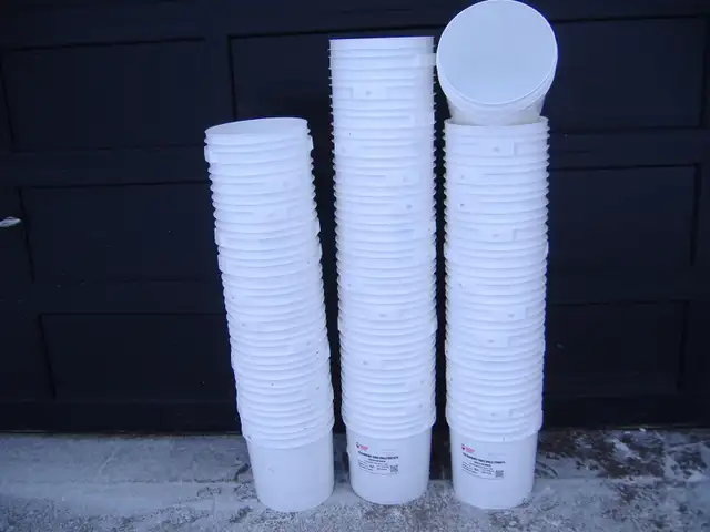 4 GAL FOOD GRADE PAILS & LIDS $2.50