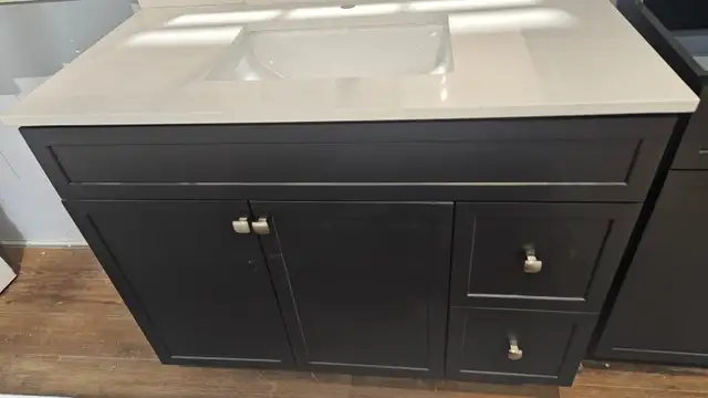Floor model 24' vanity with countertop