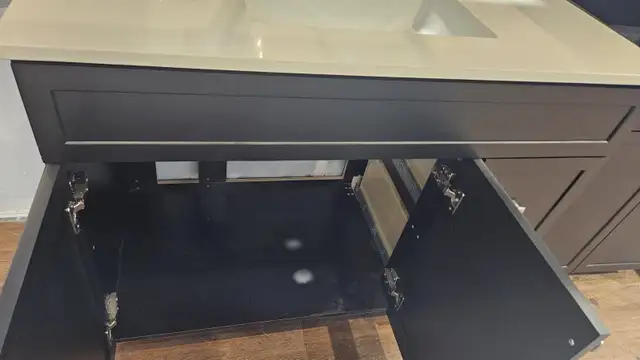 Floor model 24' vanity with countertop - Photo 2