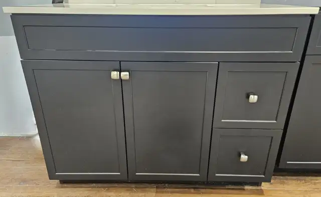 Floor model 24' vanity with countertop - Photo 3