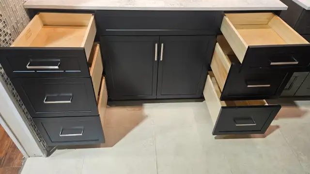 Floor model 24' vanity with countertop - Photo 6