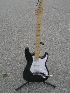 SELLING A TANGLEWOOD DISCOVERY DBT 6 ELECTIC GUITAR WITH STAND!