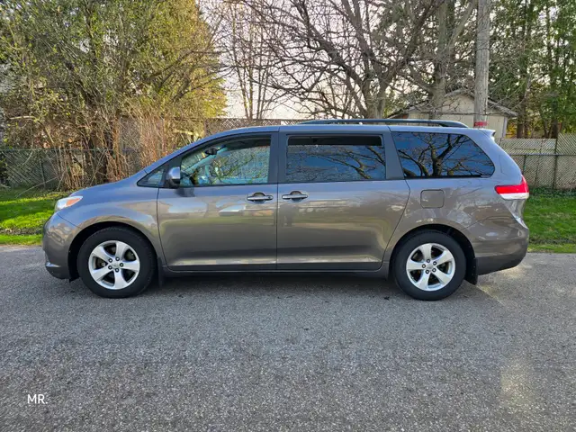 2012 Toyota Sienna LE 8-Pass P. Sliding doors , Bluetooth, Rever