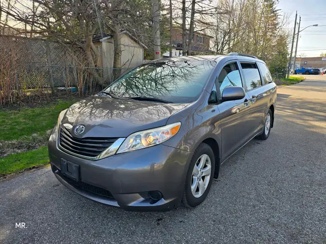 2012 Toyota Sienna LE 8-Pass P. Sliding doors , Bluetooth, Rever - Photo 2