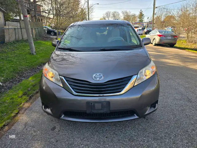 2012 Toyota Sienna LE 8-Pass P. Sliding doors , Bluetooth, Rever - Photo 3