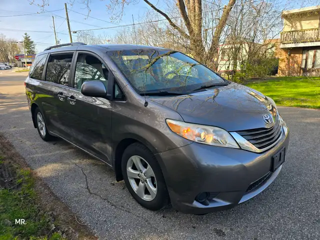 2012 Toyota Sienna LE 8-Pass P. Sliding doors , Bluetooth, Rever - Photo 4