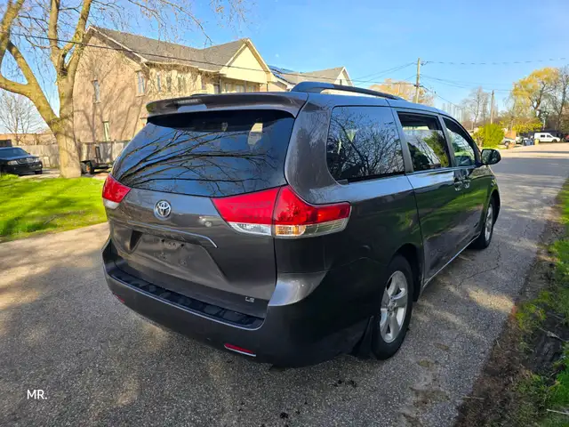 2012 Toyota Sienna LE 8-Pass P. Sliding doors , Bluetooth, Rever - Photo 5