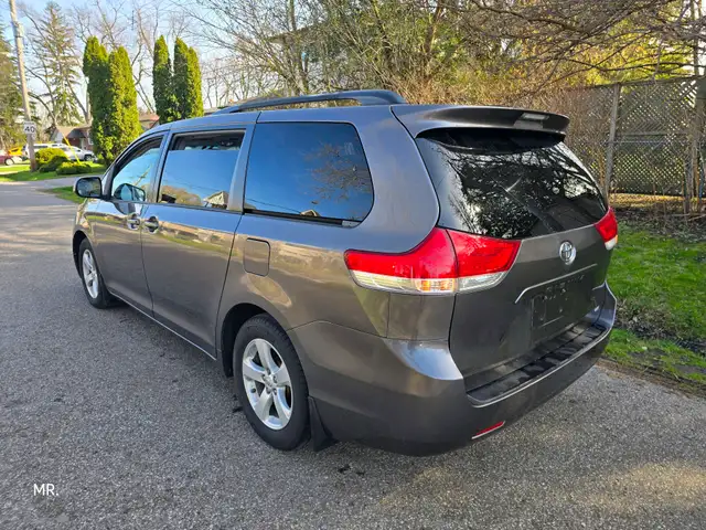 2012 Toyota Sienna LE 8-Pass P. Sliding doors , Bluetooth, Rever - Photo 7