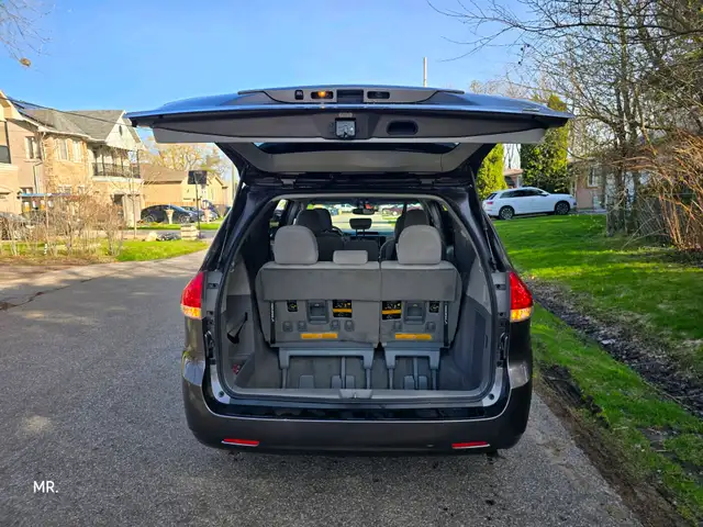 2012 Toyota Sienna LE 8-Pass P. Sliding doors , Bluetooth, Rever - Photo 8