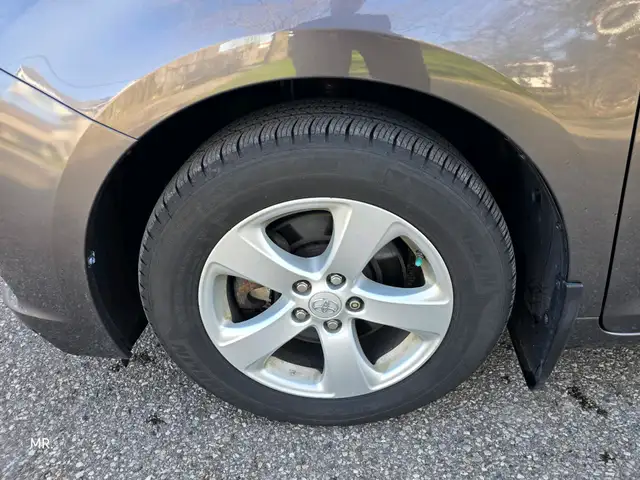 2012 Toyota Sienna LE 8-Pass P. Sliding doors , Bluetooth, Rever - Photo 9