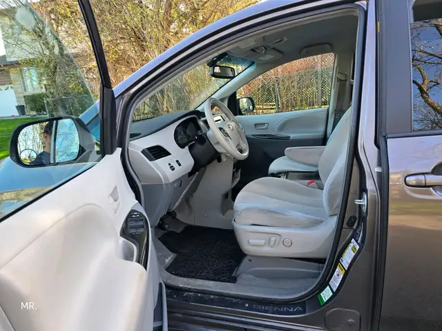2012 Toyota Sienna LE 8-Pass P. Sliding doors , Bluetooth, Rever - Photo 10