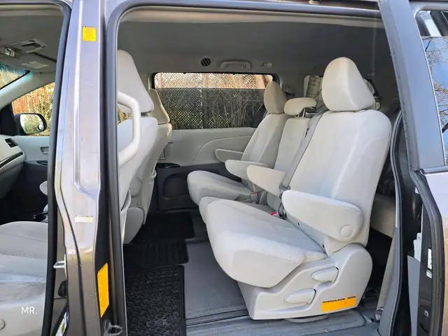 2012 Toyota Sienna LE 8-Pass P. Sliding doors , Bluetooth, Rever - Photo 11