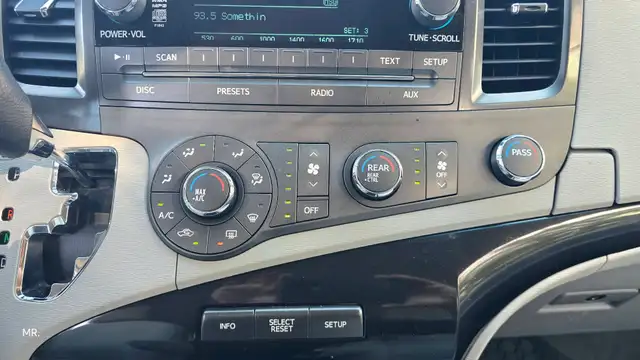 2012 Toyota Sienna LE 8-Pass P. Sliding doors , Bluetooth, Rever - Photo 15