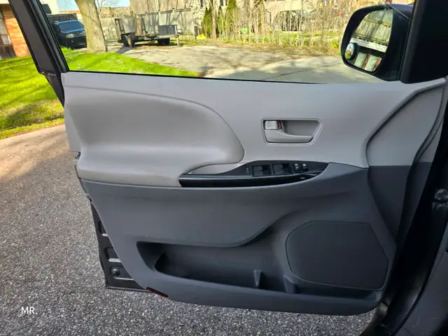 2012 Toyota Sienna LE 8-Pass P. Sliding doors , Bluetooth, Rever - Photo 23
