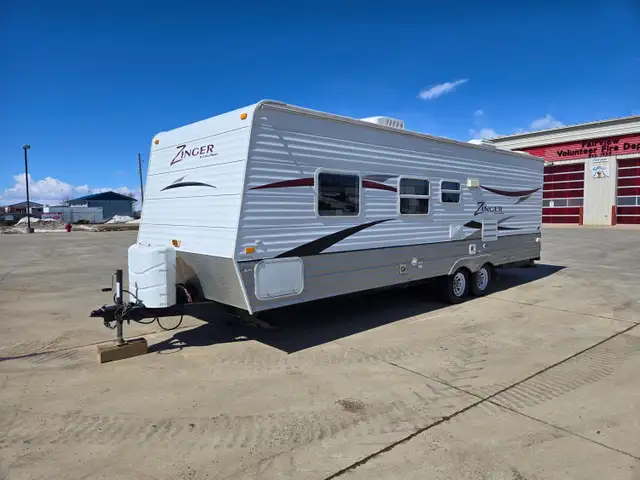 2010 Zinger 27Ft T/A Travel Trailer