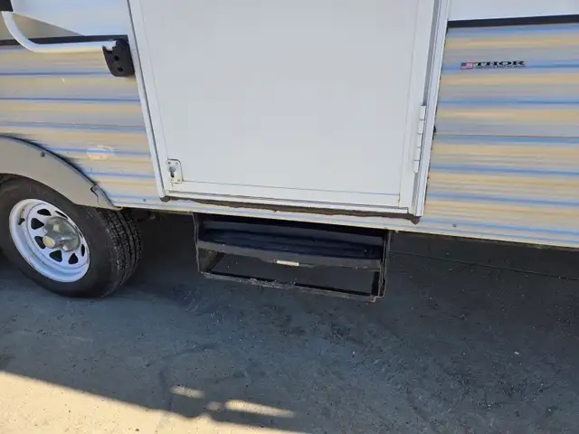 2010 Zinger 27Ft T/A Travel Trailer - Photo 15