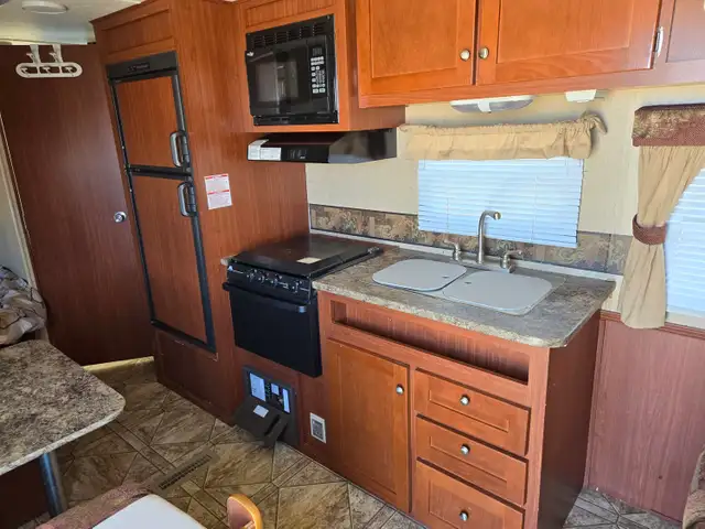 2010 Zinger 27Ft T/A Travel Trailer - Photo 23