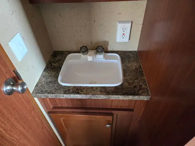 2010 Zinger 27Ft T/A Travel Trailer - Photo 29