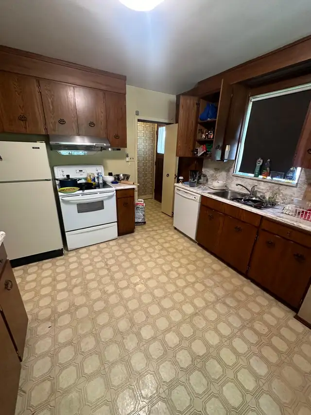 SPACIOUS ROOM FOR RENT IN ETOBICOKE - NEAR LAKESHORE - Photo 4