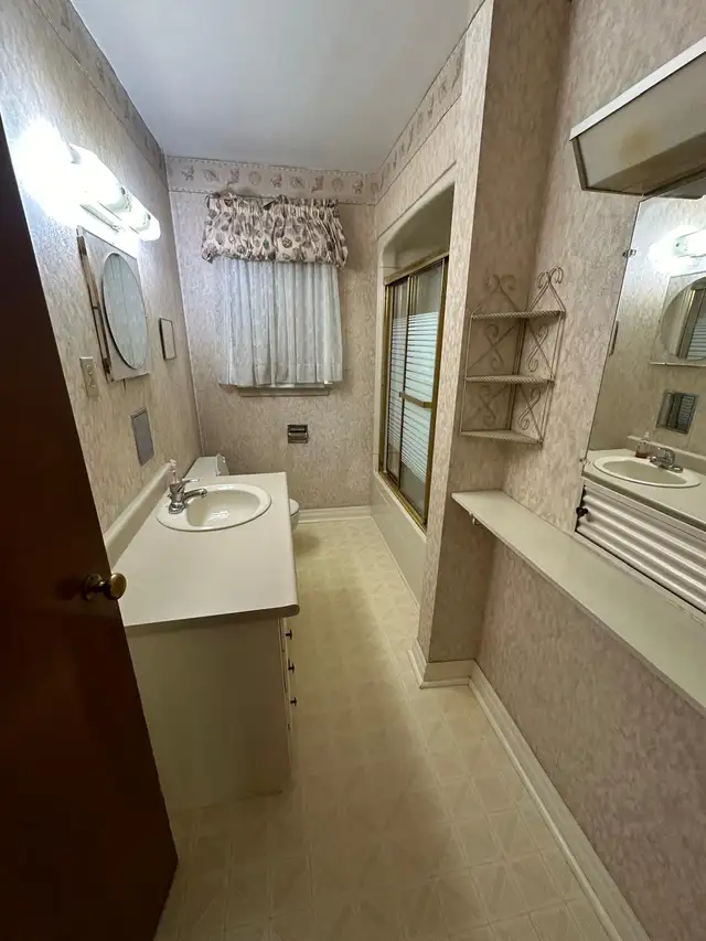 SPACIOUS ROOM FOR RENT IN ETOBICOKE - NEAR LAKESHORE - Photo 5