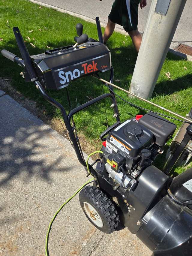 Ariens Sno-Tek 24E 24-inch Two Stage Snow Blower - Photo 2