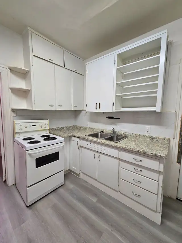 1 bedroom apartment on Selkirk Ave