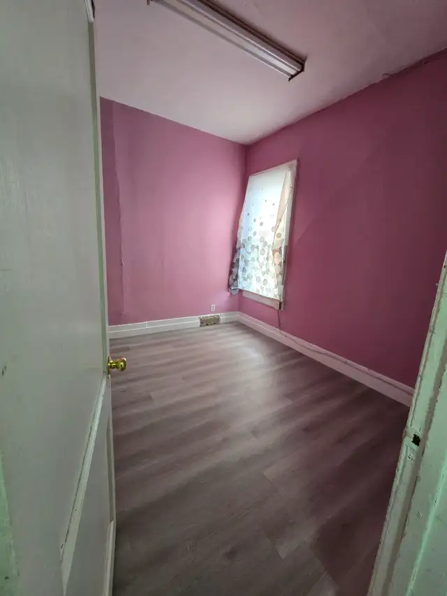 1 bedroom apartment on Selkirk Ave - Photo 4