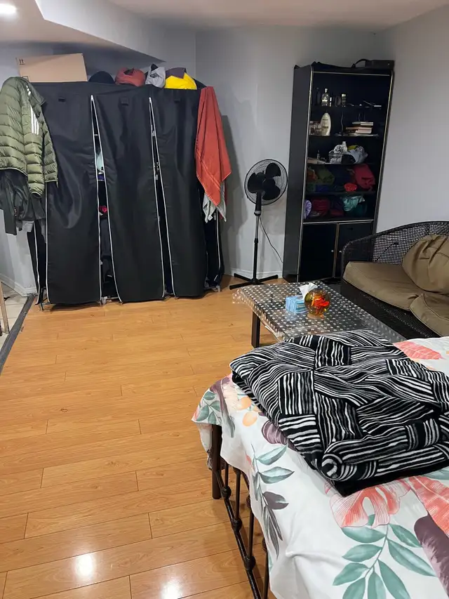 basement room near Sheridan college - Photo 2