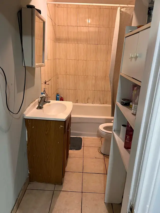 basement room near Sheridan college - Photo 4