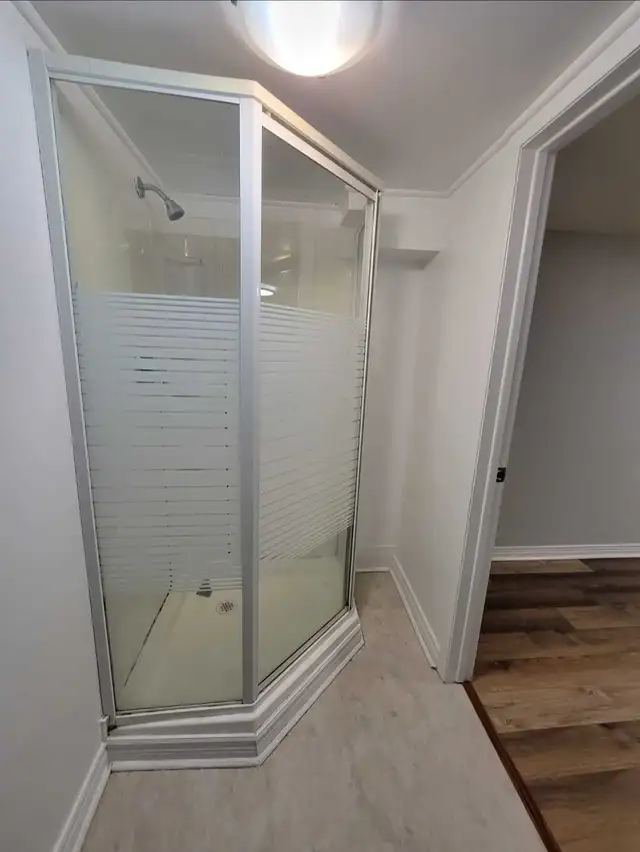 CLEAN BRIGHT 1 BEDROOM APT FOR ONE, NEAR TRANSIT UTILITIES INCL. - Photo 5